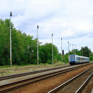 Bahnstrecke Richtung Deutschland wird elektrifiziert: Erste Bauphase bei Pilsen gestartet