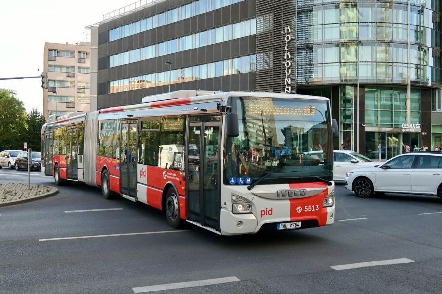 Tunnelbus in Prag vor dem Start: Neue Expresslinie soll Praha 6 und Praha 8 deutlich schneller verbinden