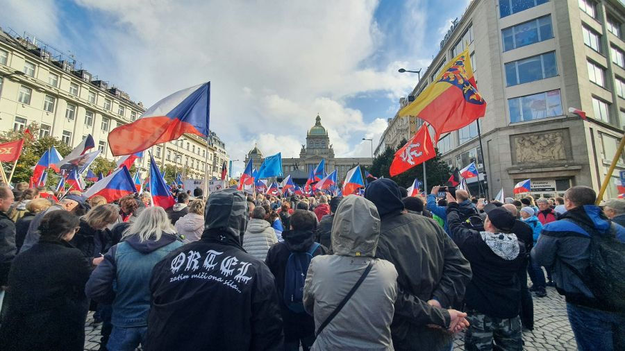 Fremdenfeindliche und extremistische Strömungen in Tschechien: Bedrohung durch Online-Radikalisierung und Kreml-Propaganda