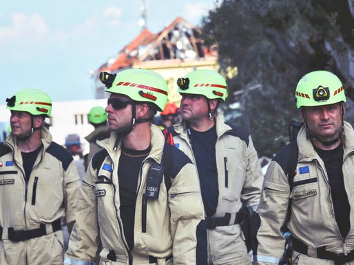 Tschechische Feuerwehrleute fliegen in die Türkei, um bei der Suche nach Verschütteten zu helfen