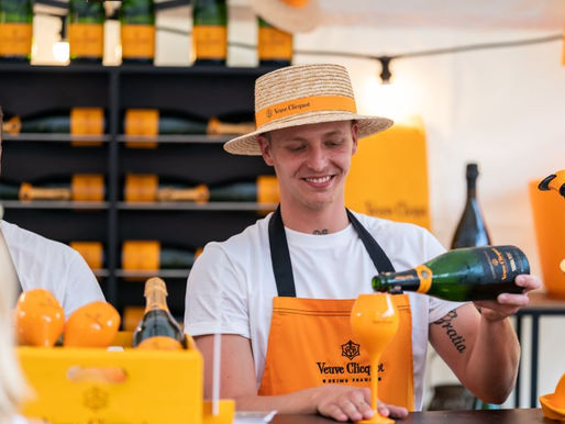 Der traditionelle französische Markt zieht in die Gärten des Schlosses Troja um