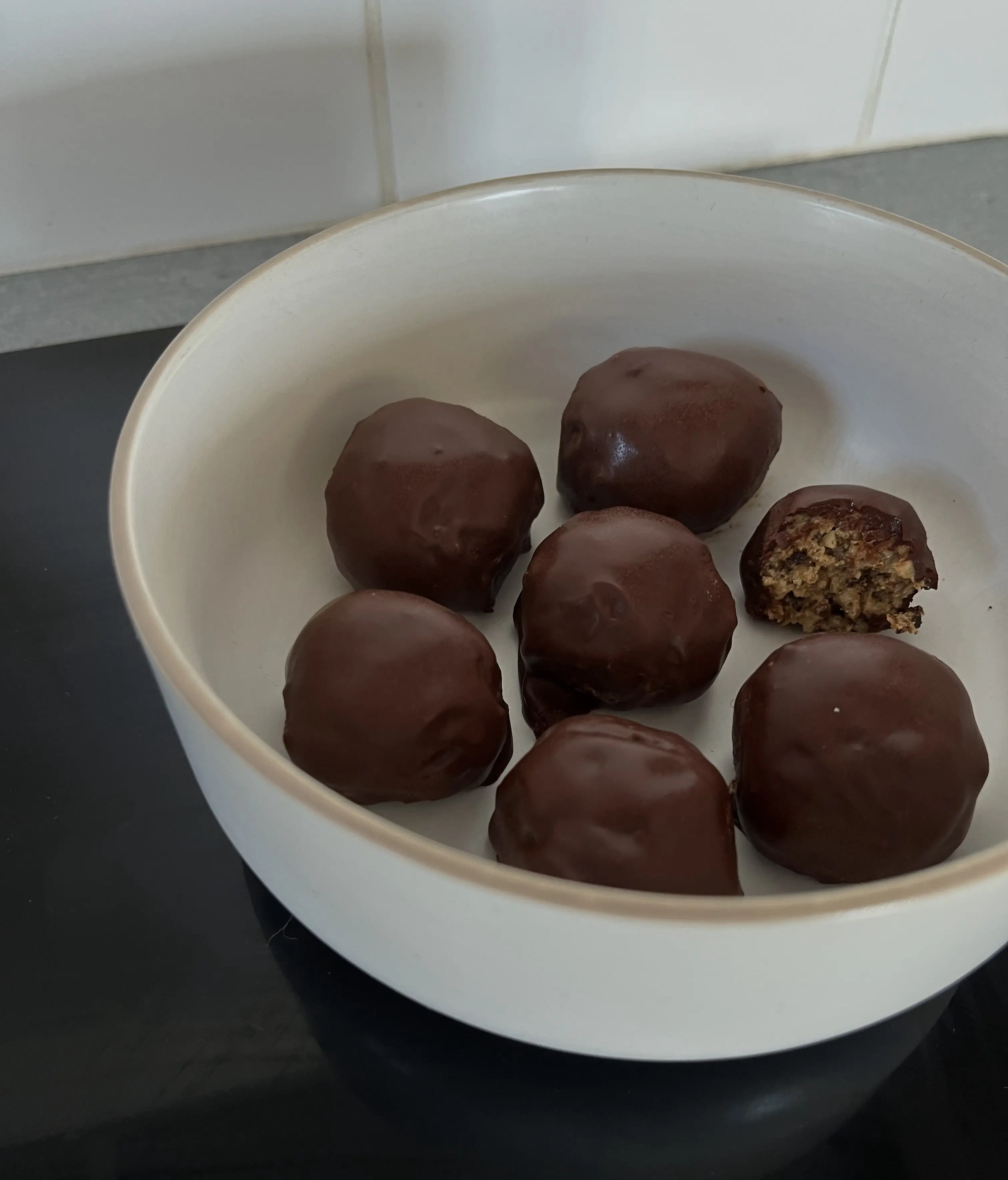 7 energy balls, au café glacé enrobées de chocolat noir, dans un bol blanc