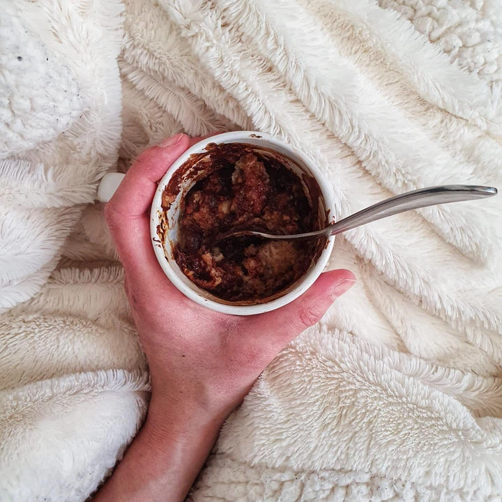 Un cookie mug sur un plaid blanc