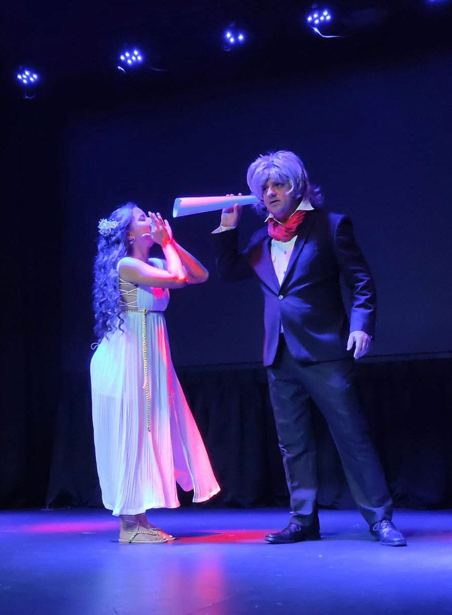 Atenea ayuda a Beethoven a escuchar mejor las canciones de la obra
