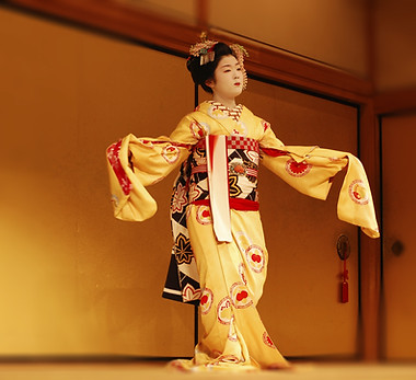 Chica en kimono tradicional japonés
