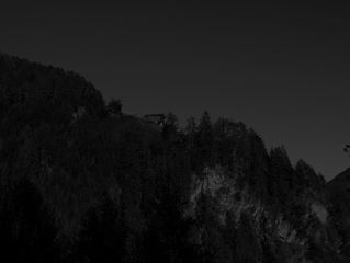 Луна не стучит больше в окна.