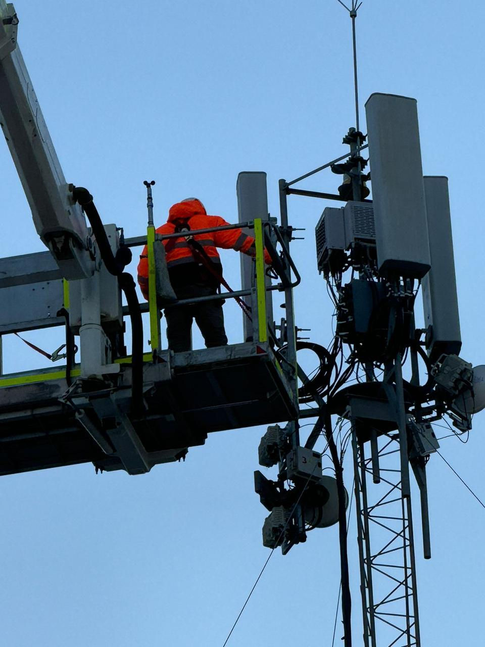 alt="Equipo de trabajadores de Automining en faena minera con equipamiento de seguridad"