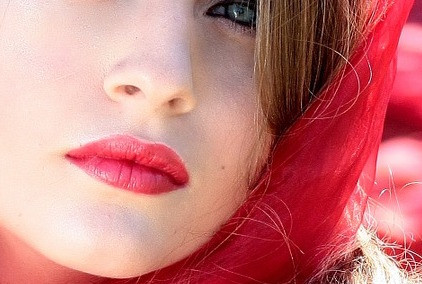 red lipstick scarf