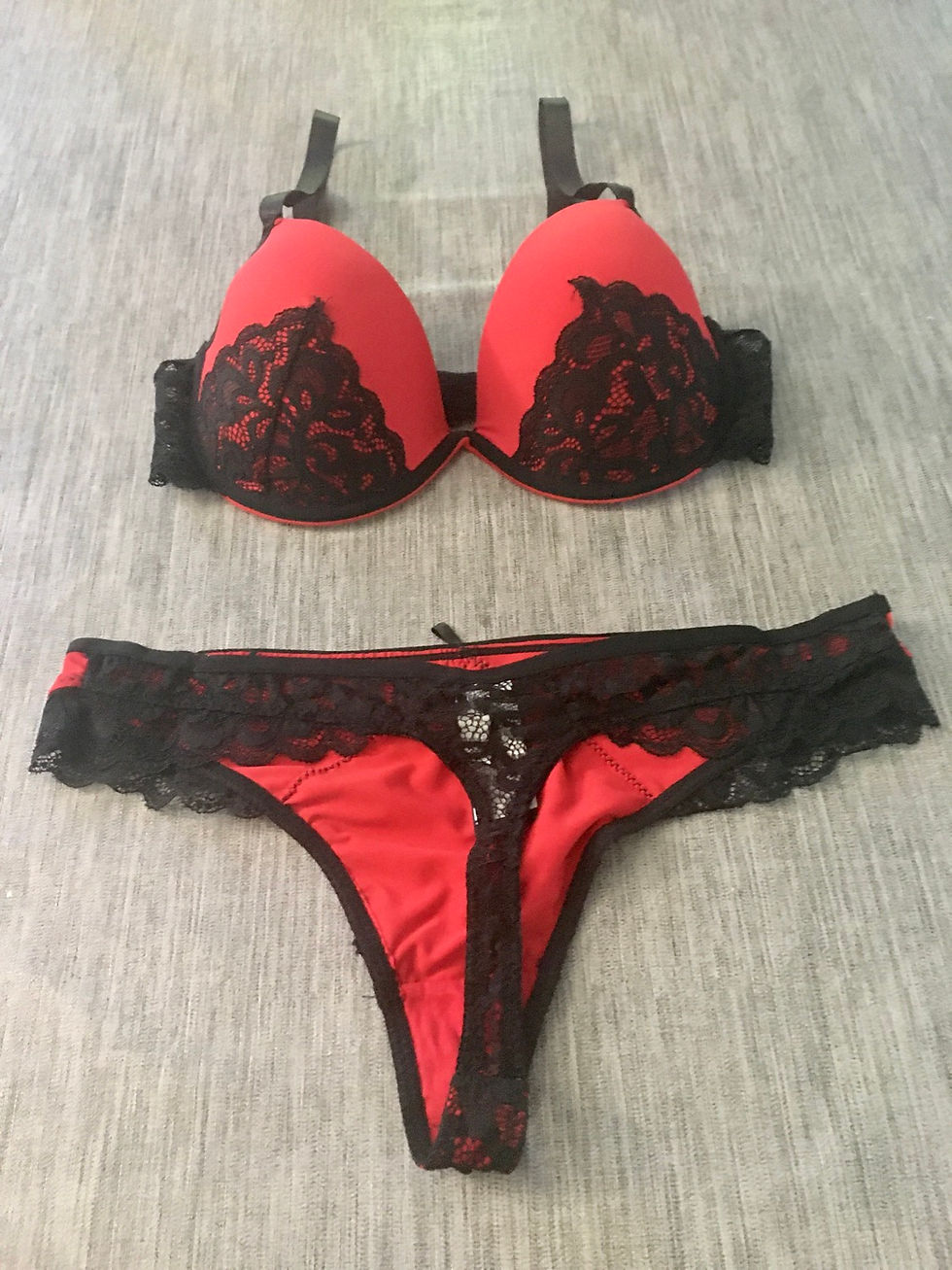 Miniature : Lingerie féminine(soutien-gorge + string )