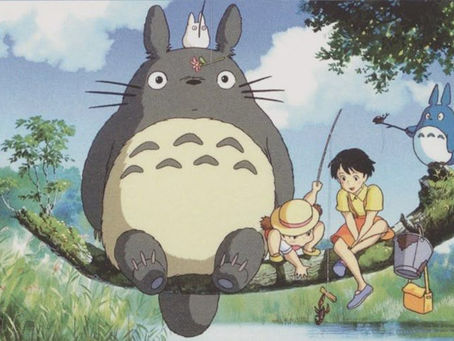 Image film Mon Voisin Totoro avec Totoro, deux jeunes filles et un petit totoro