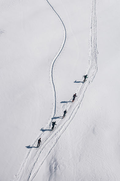 Photo aérienne de skieurs de randonnéée