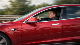 Waarom beleggers nu massaal Tesla aandelen kopen - en is dat nog slim?