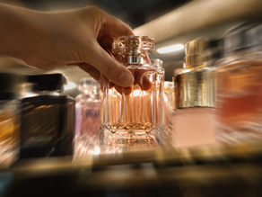Dit onbekende bedrijf verdient aan tientallen wereldberoemde parfums