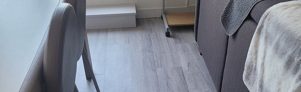 pose de sol LVT (sol souple), réagréage, pose de barre de seuil, rabotage menuiserie