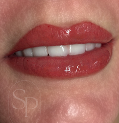 Pigmentation des lèvres couleur naturelle rosée avec contour ombré ou lèvres pleines, effet Candy Lips / Lip Blush réalisée à l’institut Sonia Permanent à Ans. PMU lèvres, pigmentation rosée naturelle et mise en valeur des lèvres en région de Liège, Belgique.