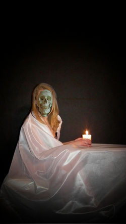 Śmierć ze świecą w mroku.jpg