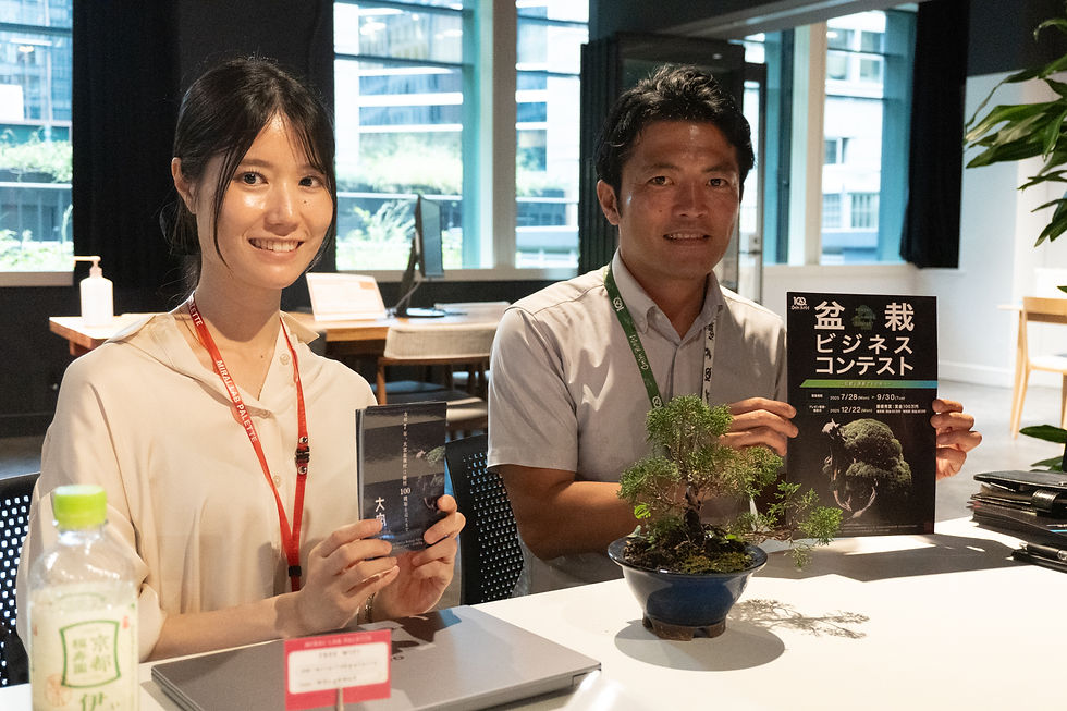 左から、さいたま市 経済局 商工観光部 経済政策課 支援係 主事 小川友里さん、同主査 新海研司さん