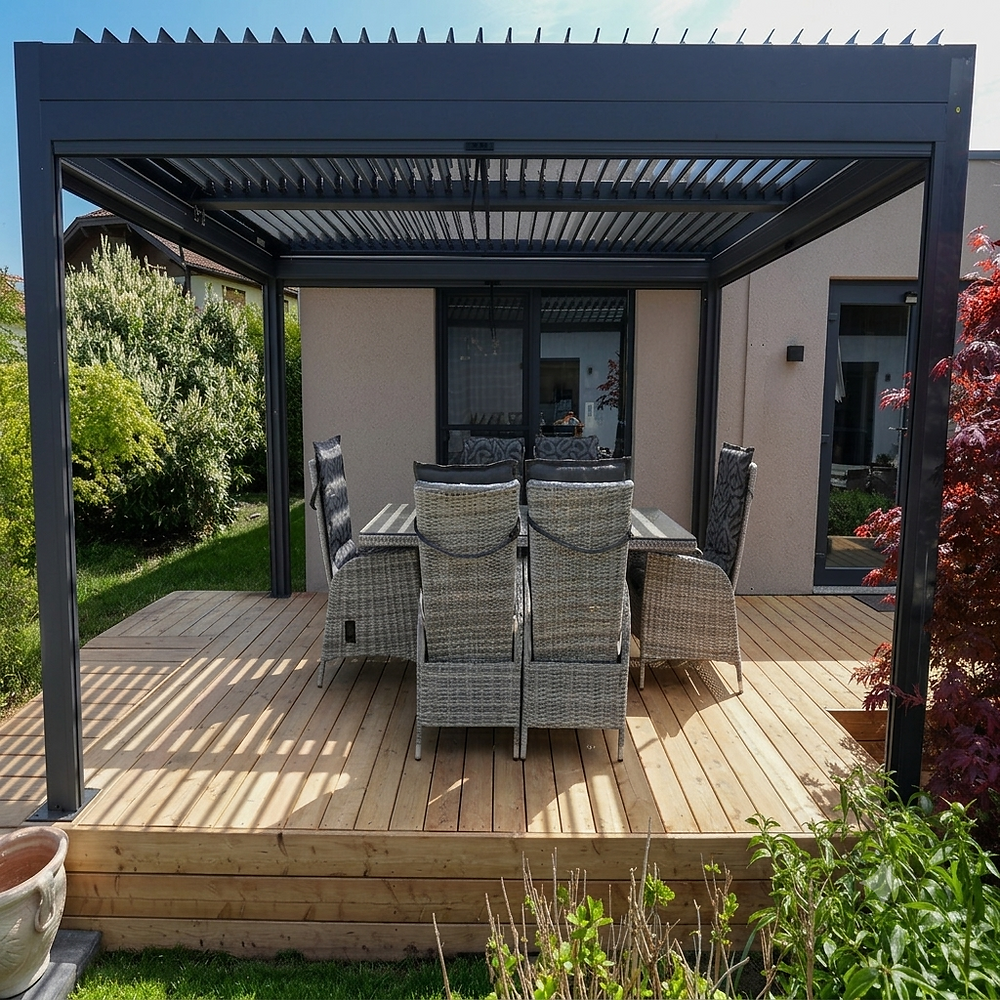 Moderne Pergola auf Holzterrasse aus unserem Portfolio.
