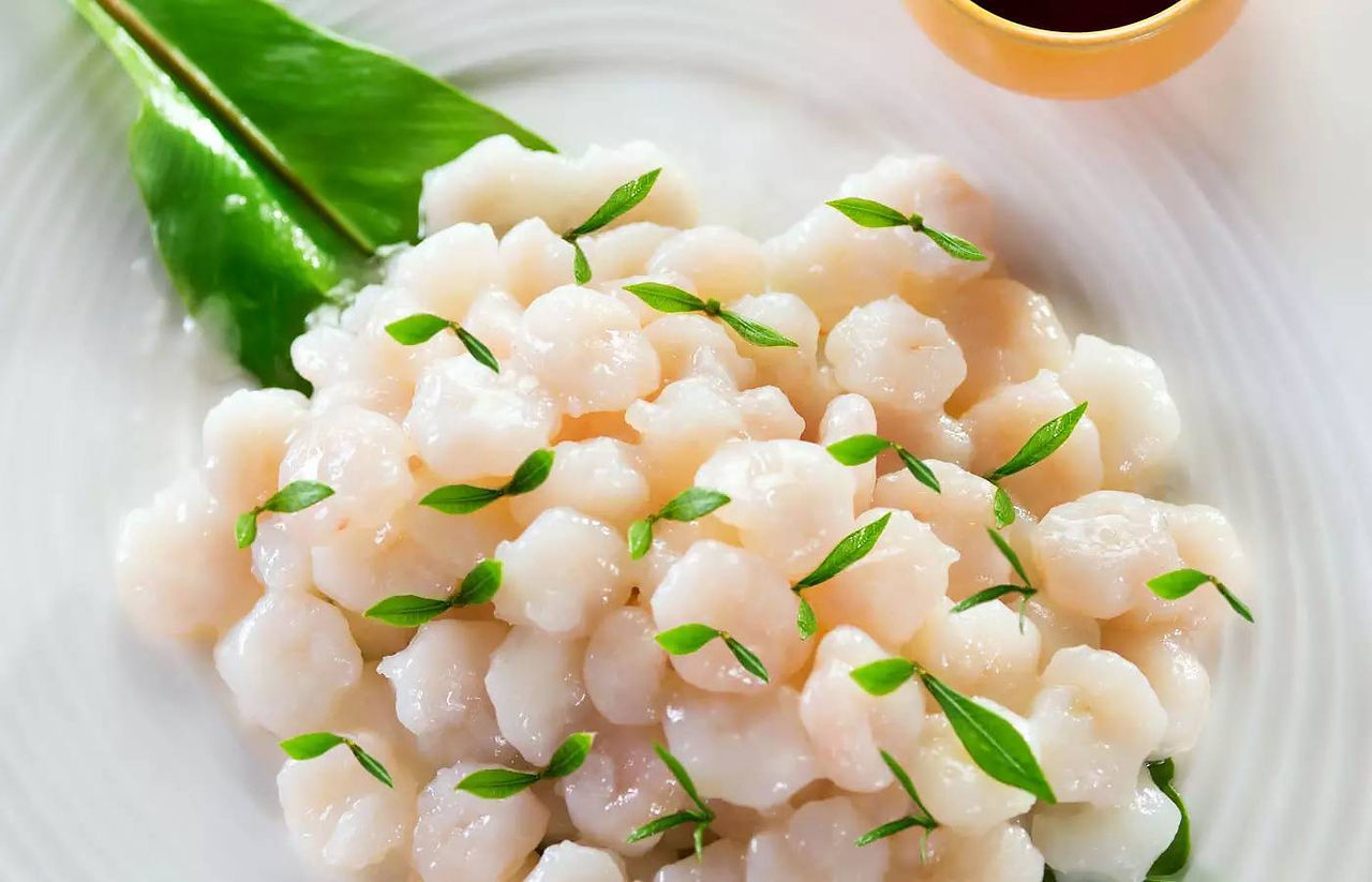 Il s'agit d'un plat de crevettes sautées et de thé Longjing. Il faut choisir de grosses crevettes de rivière vivantes et utiliser du thé frais. Seuls deux ou trois assaisonnements sont ajoutés à ce plat pour conserver la saveur originale de la chair des crevettes et du thé. Ce plat est frais et tendre avec un arôme rafraîchissant.