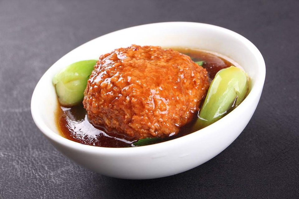 Ne laissez pas le nom vous induire en erreur, il s'agit en fait d'un ragoût de grosses boulettes de porc avec des nouilles, du chou et d'autres légumes. Il est ainsi nommé en raison de sa ressemblance avec la tête d'un lion.