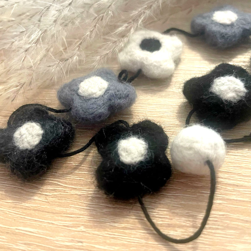 Miniature : Guirlande décorative "Fleurs Monochrome" en Laine Feutrée