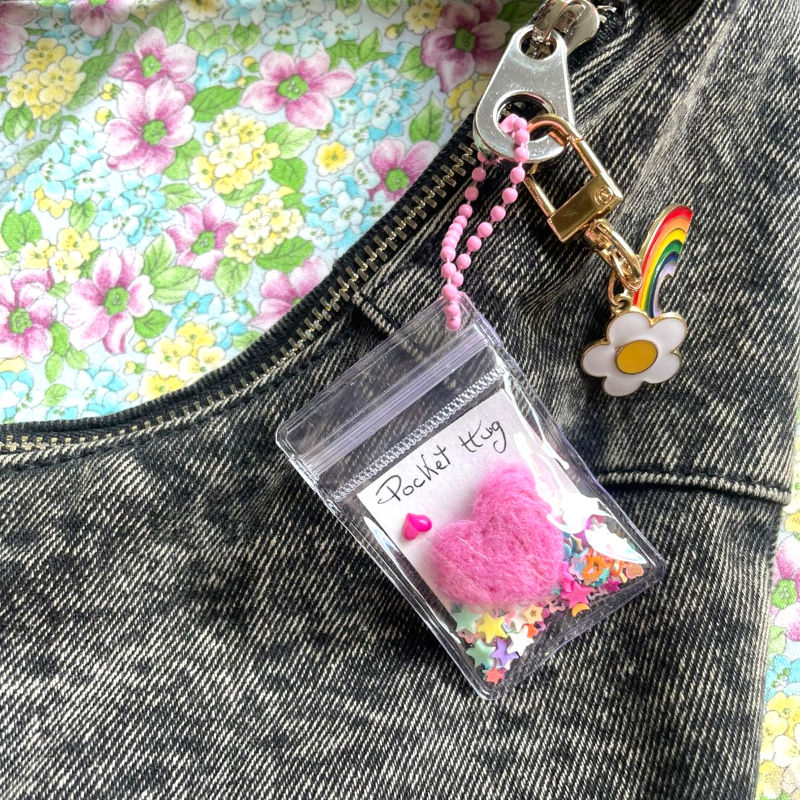 Miniature : Pocket Hug - Le Câlin de Poche qui Réchauffe les Cœurs