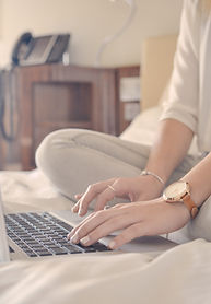 Typing portátil na cama