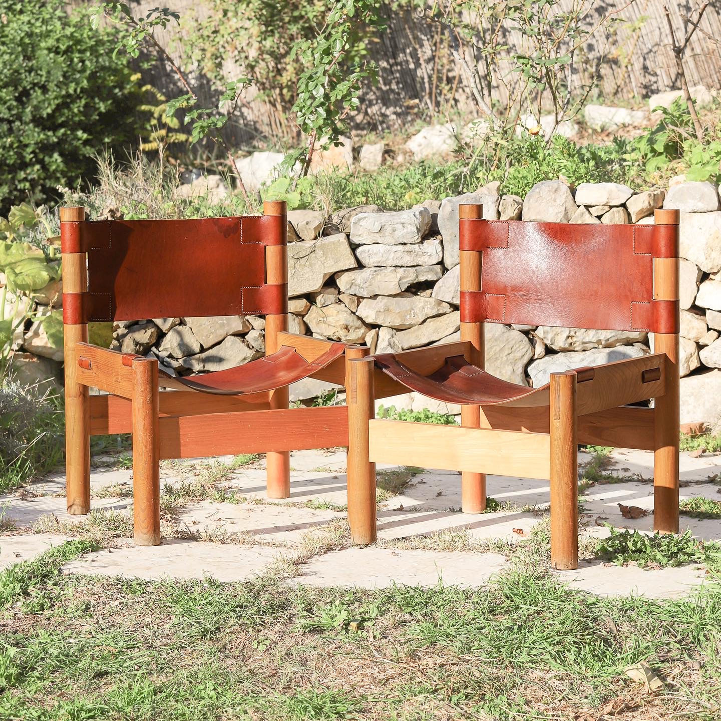 Paire de fauteuils en orme et cuir 1970