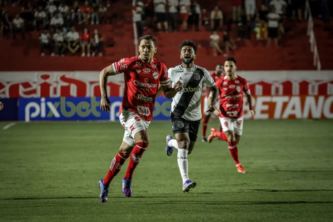 Vila Nova Derrota Ponte Preta e Situação Complica da Macaca na Série B; Expulsão de Mateus Silva Aumenta Drama da Partida