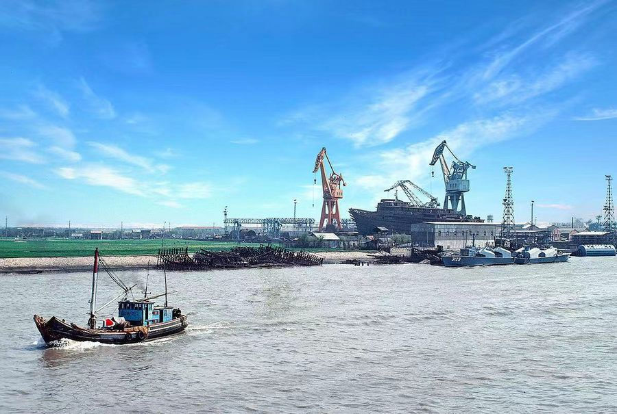 Huangpu River, Shanghai, 1980. (Photo provided to Xinhua by Mike Emery)