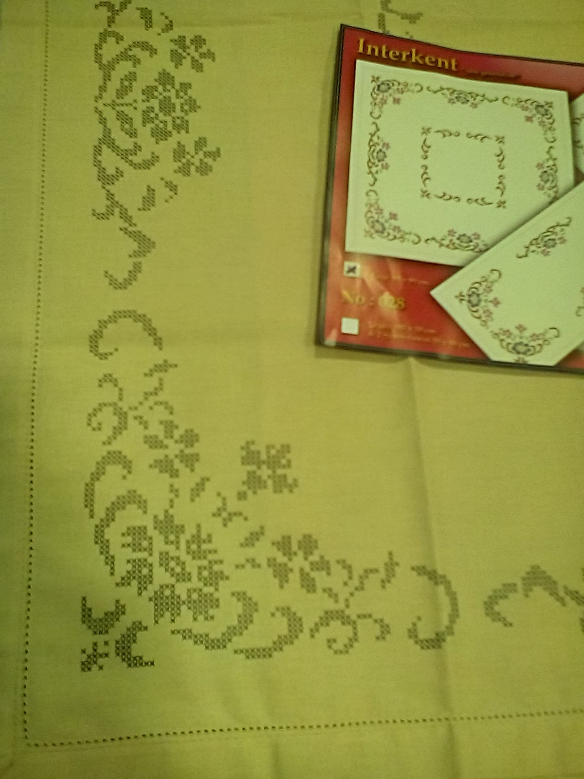 Καρέ σε λινοβάμβακο σταυροβελονιά-ανεβατό με έτοιμο αζούρ