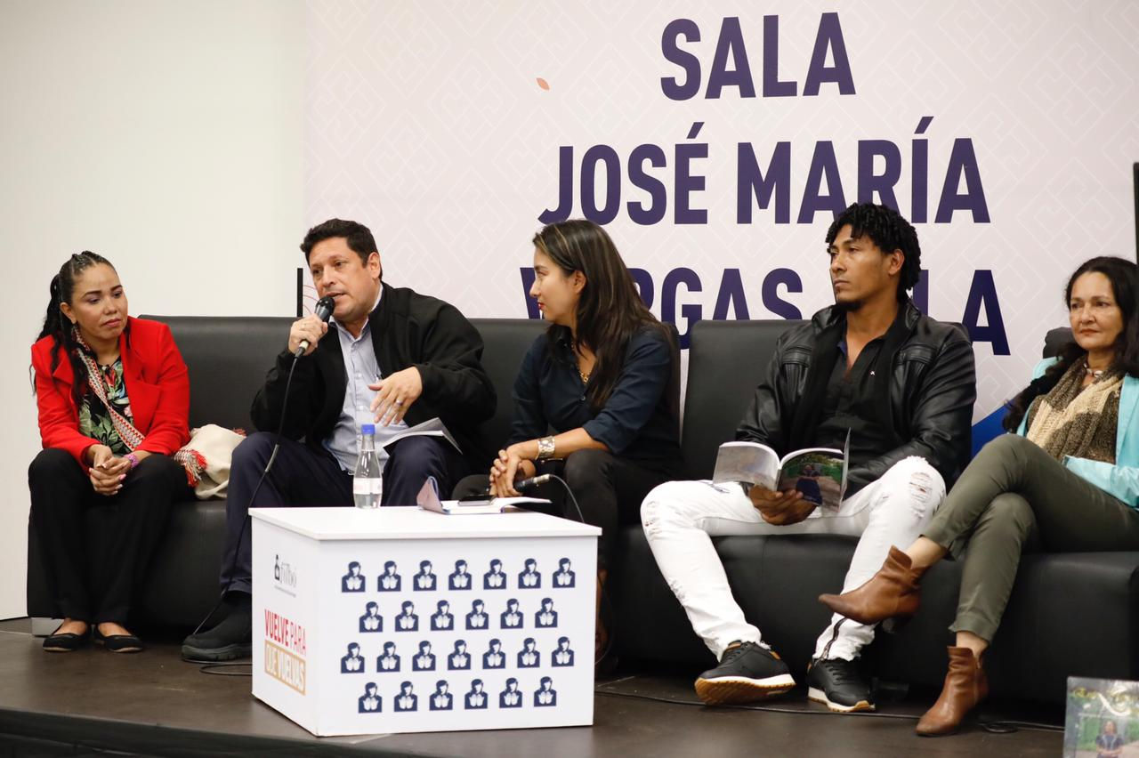 Panel de escritores en feria del libro de Bogotá