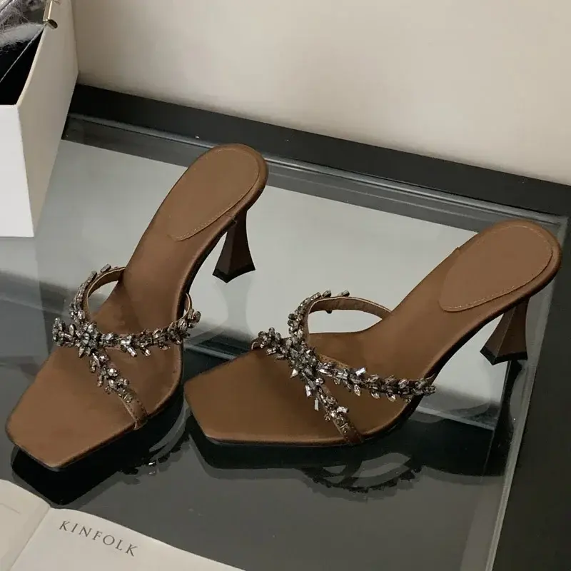 Chinelo feminino com bico aberto e salto alto fino.