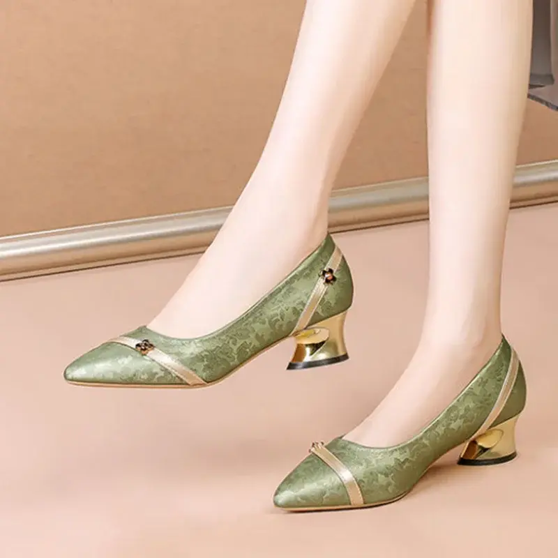Miniatura: Sapatos femininos de salto alto em couro, estilo delicado