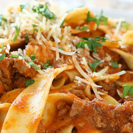 PAPPARDELLE AL RAGU(SA) DI CINGHIALE