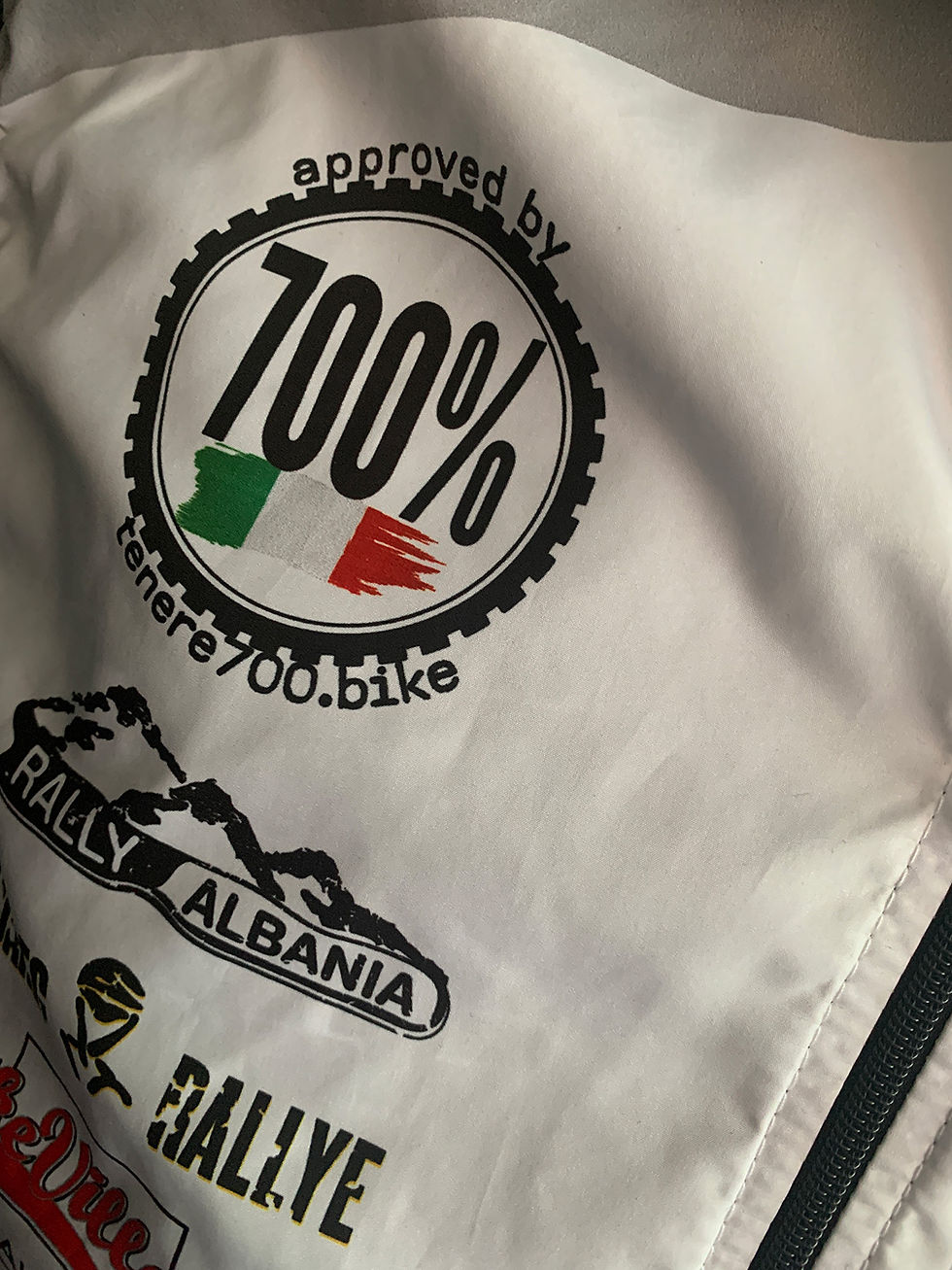 Miniatura: dettaglio logo rally di tunisia sulla giacca drop e wind smanicato