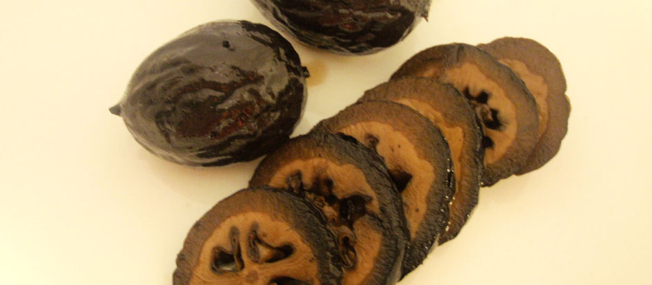 Schwarze Nüsse: von grün & bitter zu schwarz & lecker
