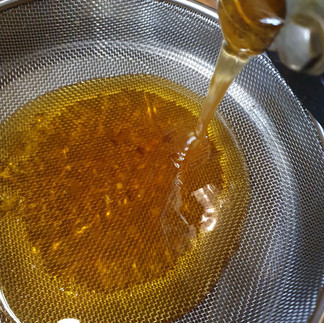 Frisch geschleuderter Honig fließt aus der Schleuder