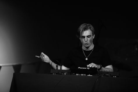 Bass Basar by Xavi del Mundo