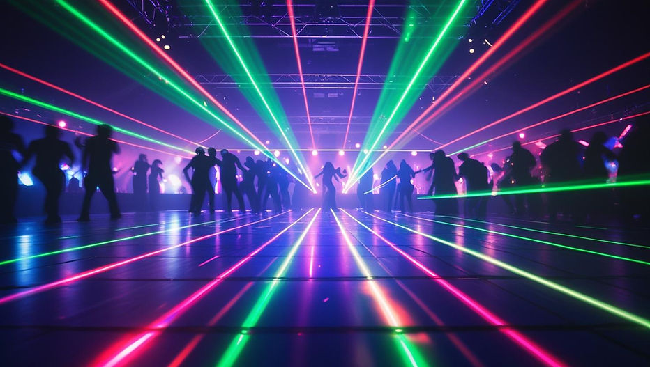 une piste de danse dans la pénombre avec des laser partout.jpg