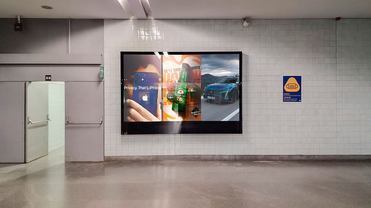 Pantalla pasillo Metro Oporto