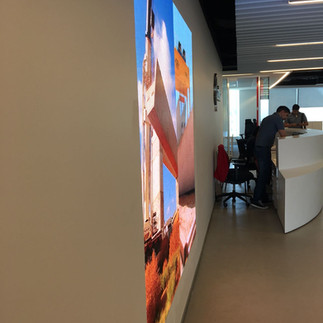 Pantalla hall acciona chille