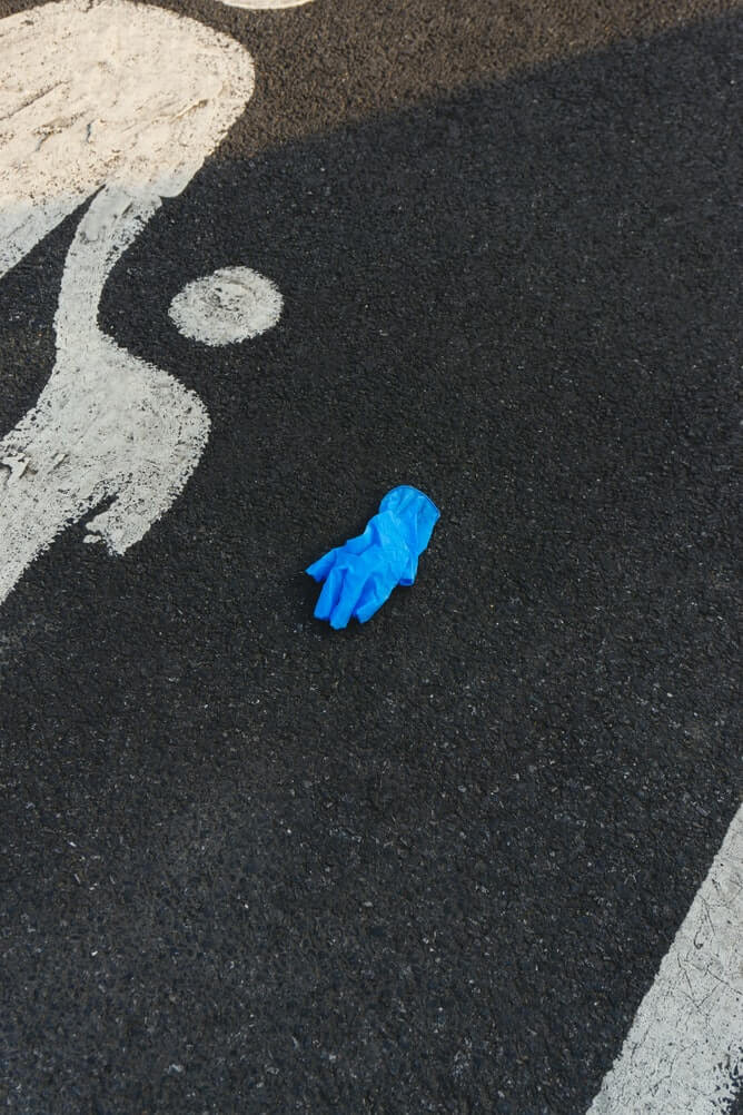 Satu sarung tangan biru ditemukan terlempar di jalan