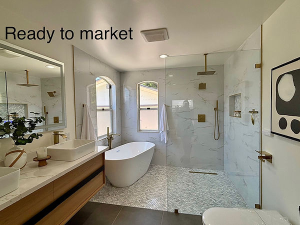 A luxurious primary bathroom 