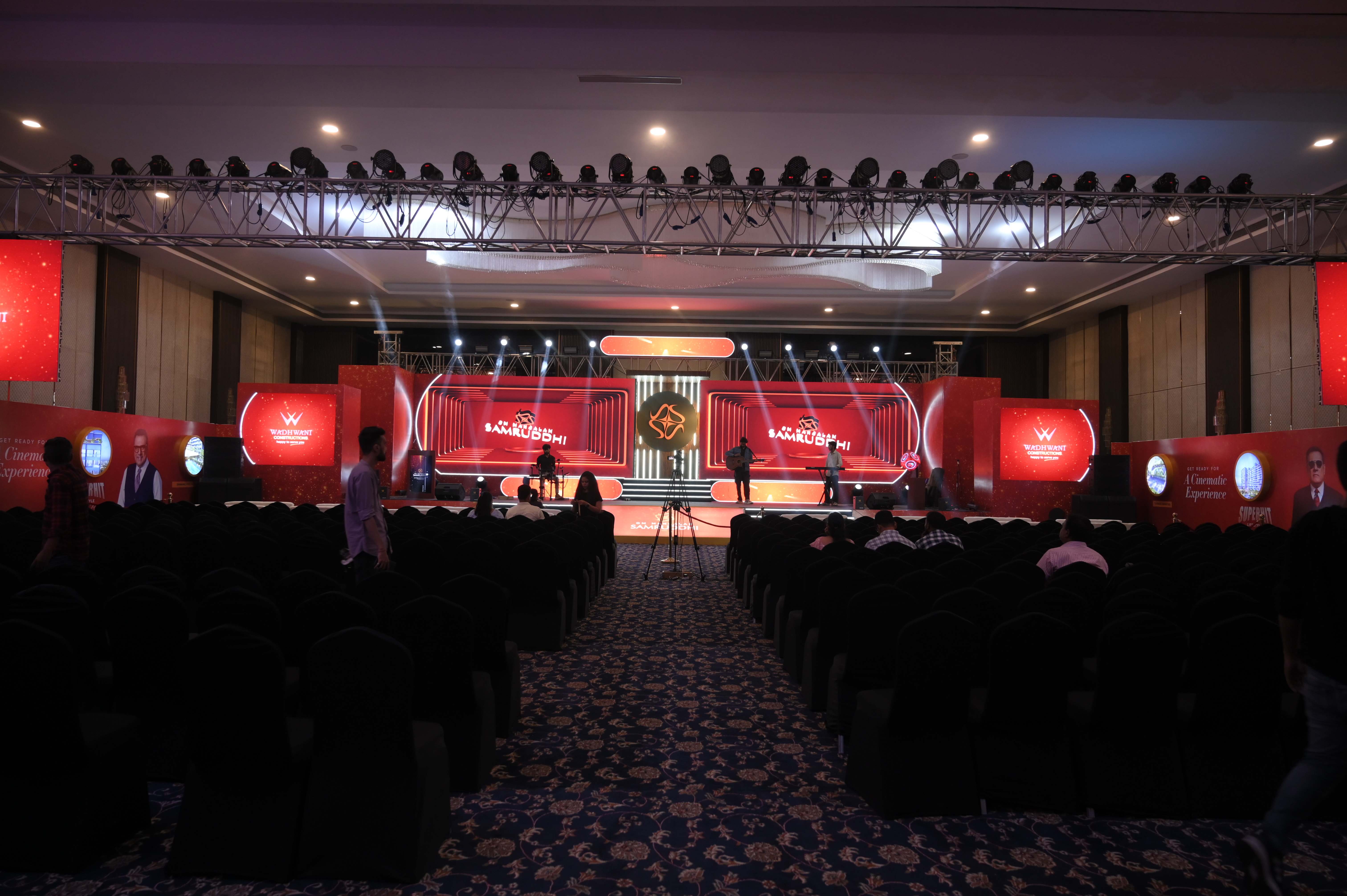 Acoustic Engineering in Massive Exhibition Halls