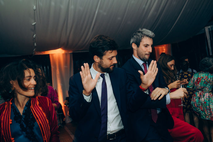 Invités qui dansent au mariage