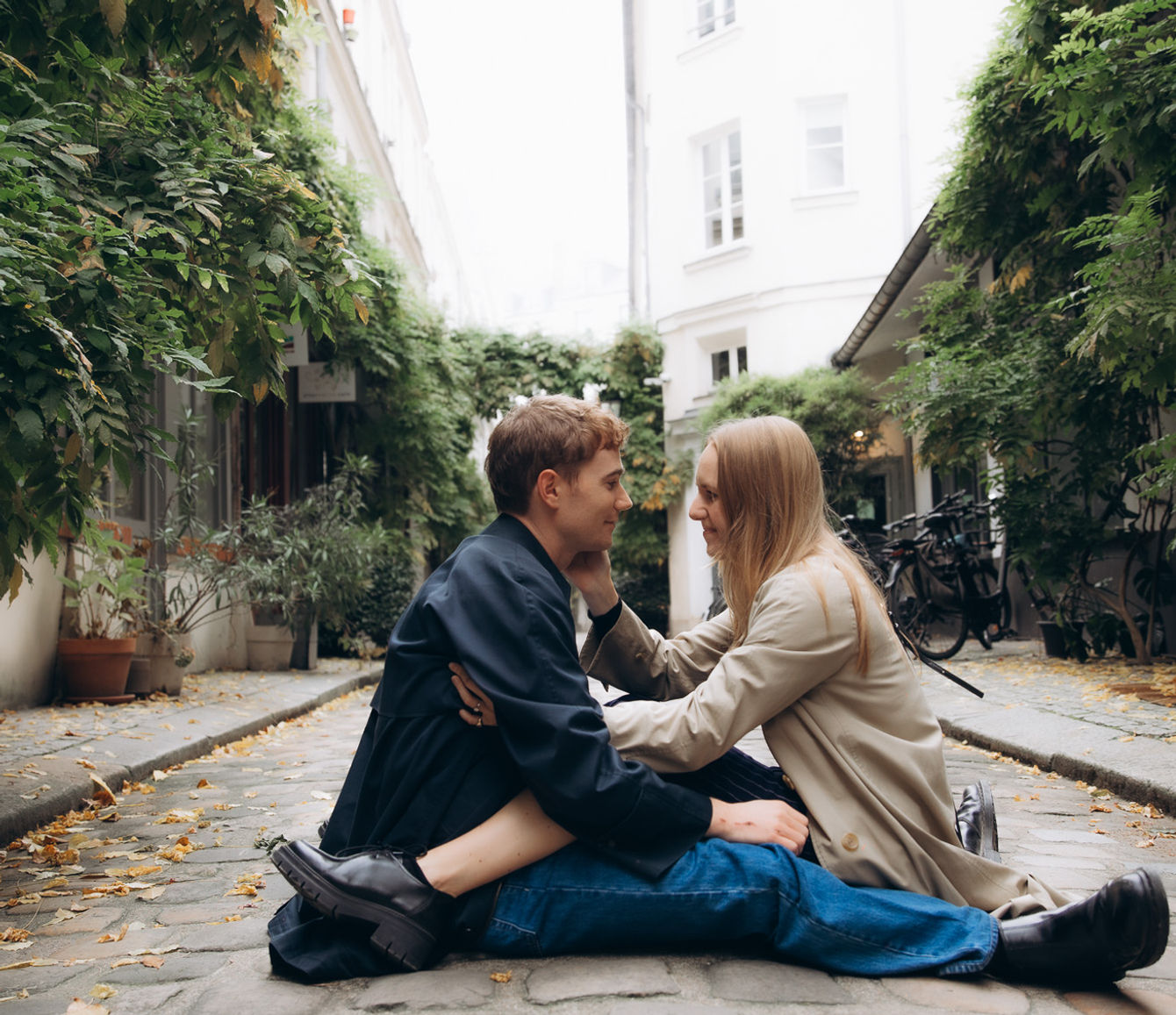 Couple d'amoureux cour damoye paris 12.jpg