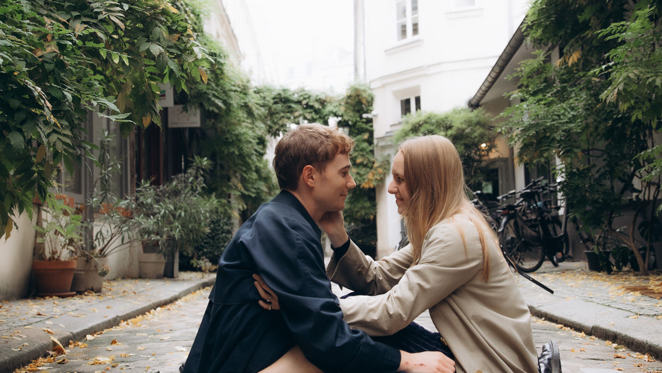 Couple d'amoureux cour damoye paris 12.jpg