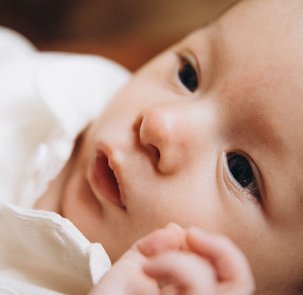 nouveau né souriant.jpg