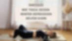Yogalehrerin liegt in einer Entspannung auf der Yogamatte, Wie Yoga gegen Winterdepression helfen kann